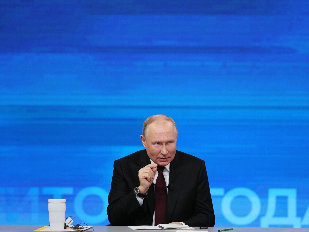    Президент РФ Владимир Путин проводит совместную "прямую линию" с гражданами и большую пресс-конференцию с журналистами в Гостином дворе© РИА Новости / POOL