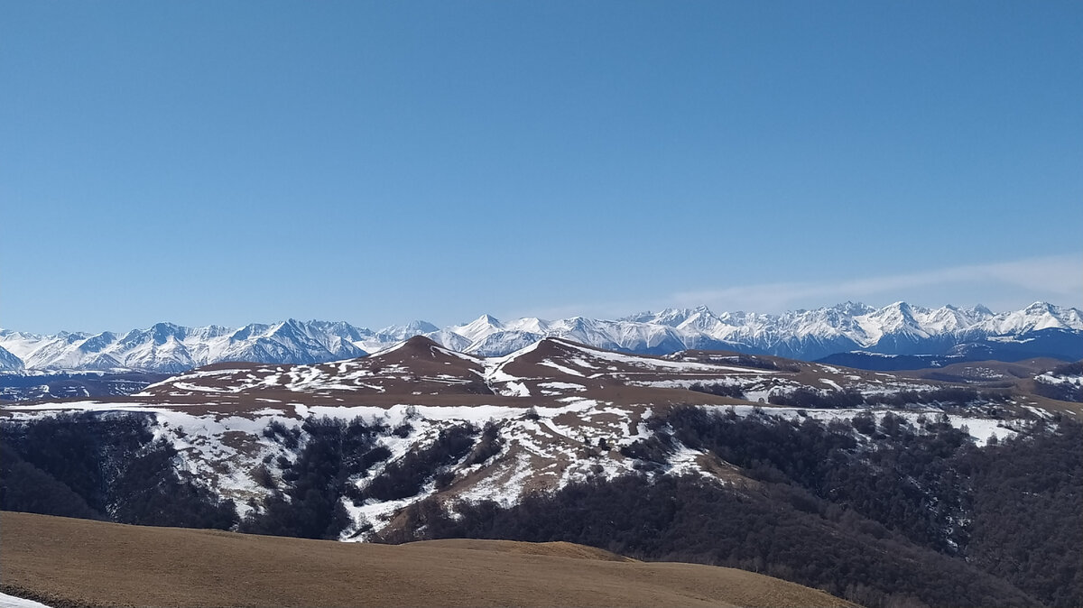 Вид на Кавказский хребет  с Гумбаши. Фото апрель 2022 г.