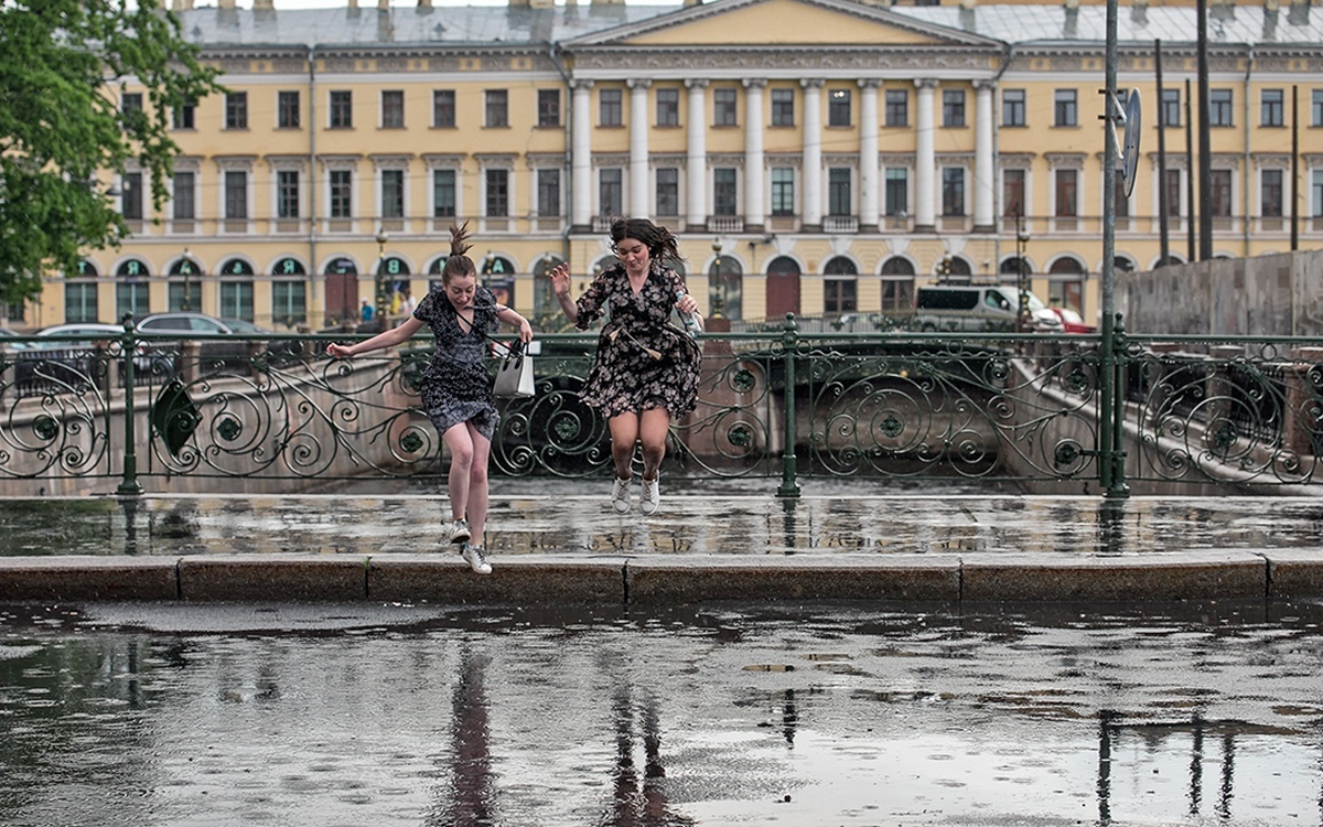 Летний дождь в Питере. Летний дождь в СПБ фото. Куда сходить в Питере в дождь с девушкой. В чем ходят в Питере в дождь летом.