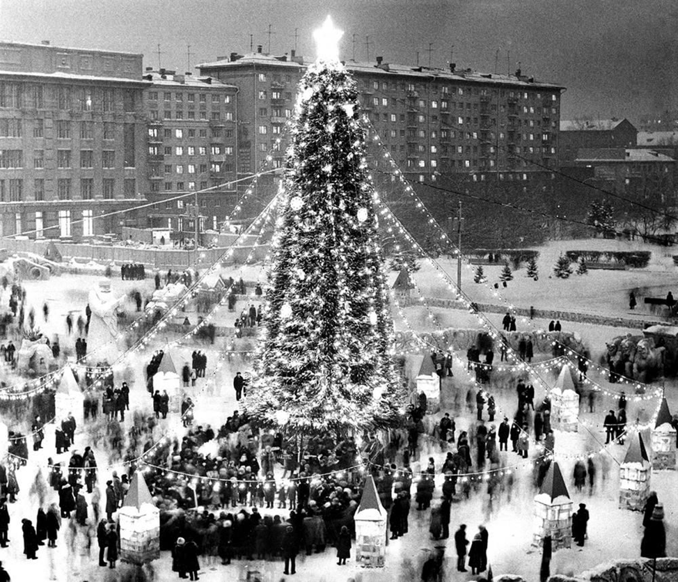 Когда стали праздновать новый год в ссср. Площадь Ленина Новосибирск 1970. Площадь Ленина Новосибирск 1980. Площадь Ленина Новосибирск новый год. Площадь Ленина Новосибирск 1941.