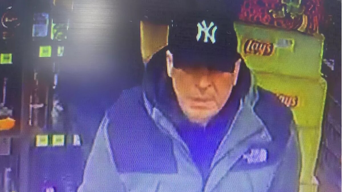     Подозреваемый нашел банковскую карту и произвел оплату в сетевом магазине в Волгограде. Камеры видеонаблюдения зафиксировали действия неизвестного, который сейчас находится в розыске, сообщает ГУ МВД по Волгоградской области.