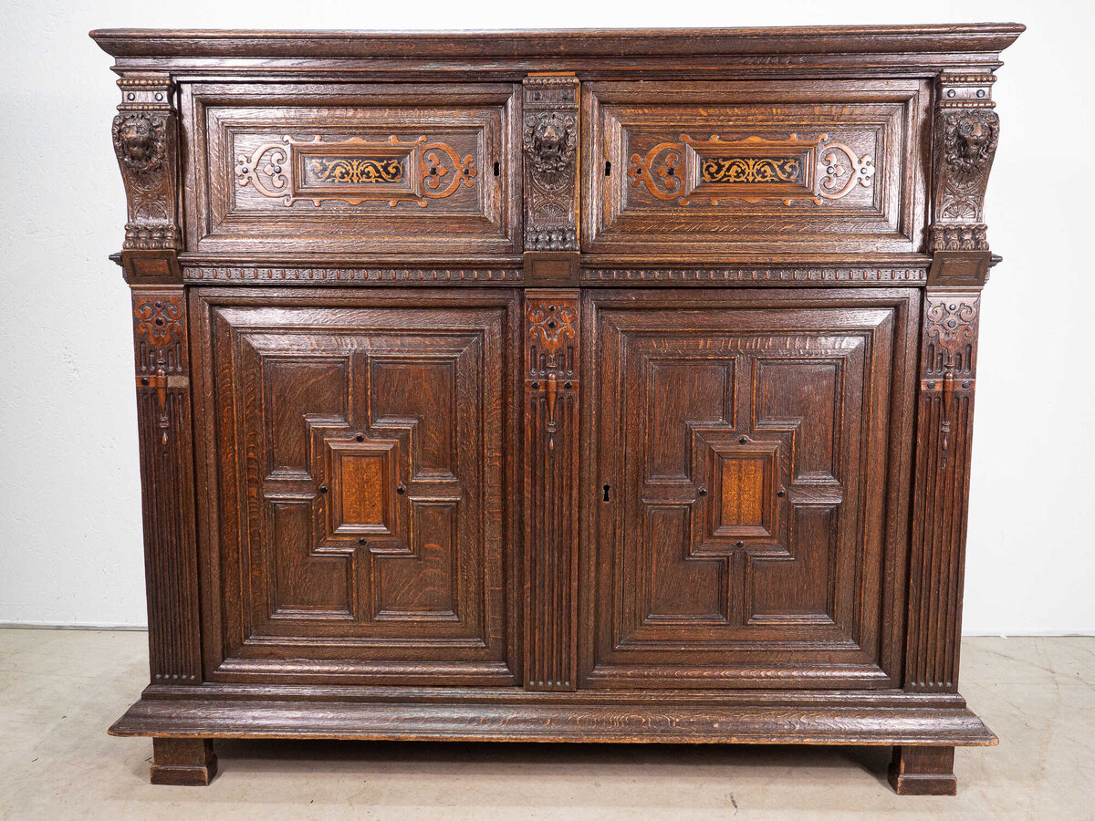 Дубовый шкаф поставец с львиным маскароном