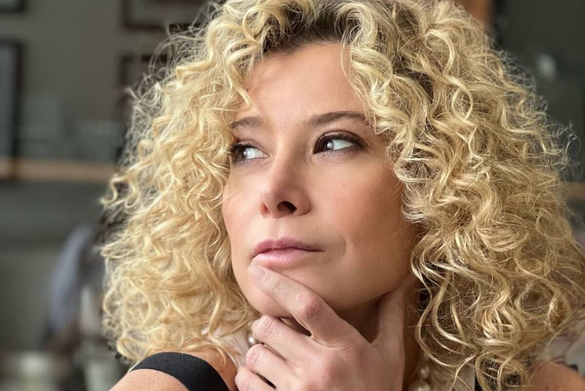     «У нас роскошная красавица!»: Юлия Высоцкая в платье с обнаженной спиной нарядила ёлку под музыку и с шампанским