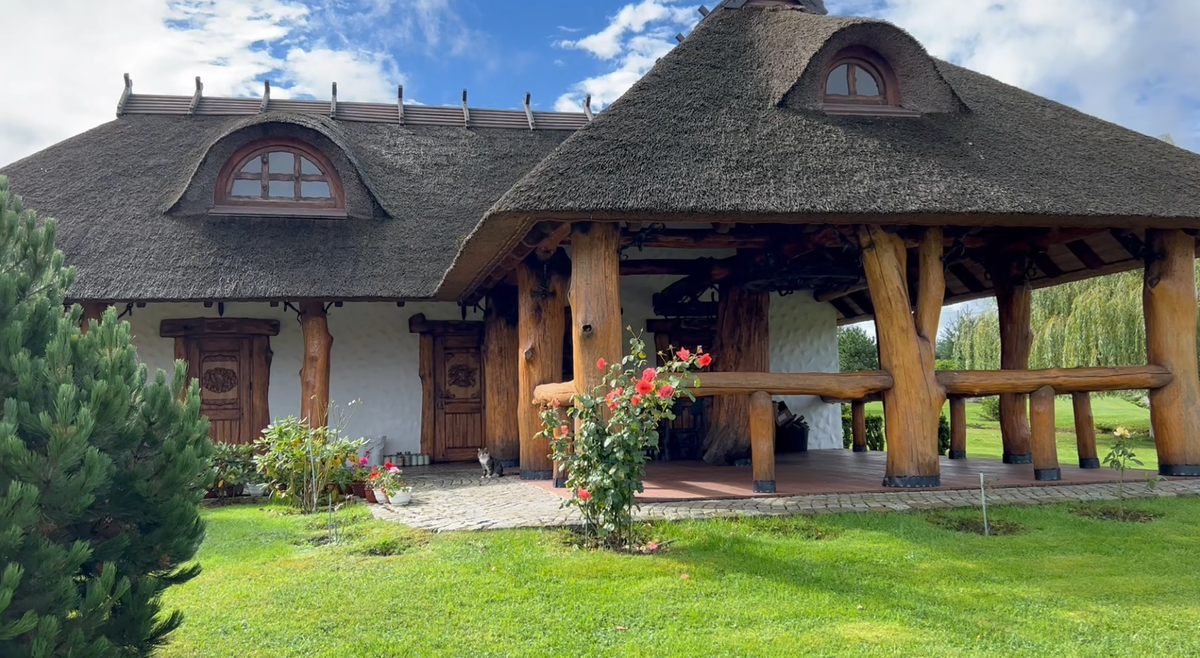 Дом, обработанный маслами KRASKOVAR для фасада и террас, цвета "Можжевельник" и "Эбен" 