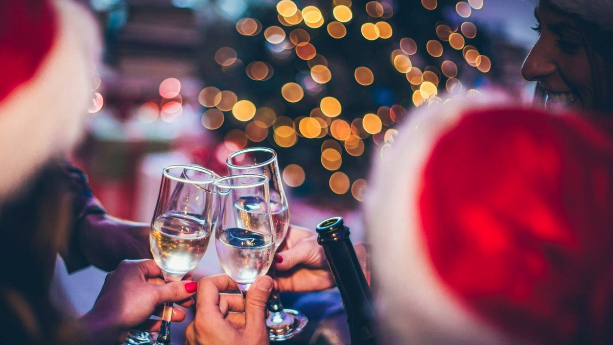 смешные высказывания про шампанское. обязательно ли пить на новый год. новогодние приколы про работу. шампанское новый год. новогодний стол с алкоголем.