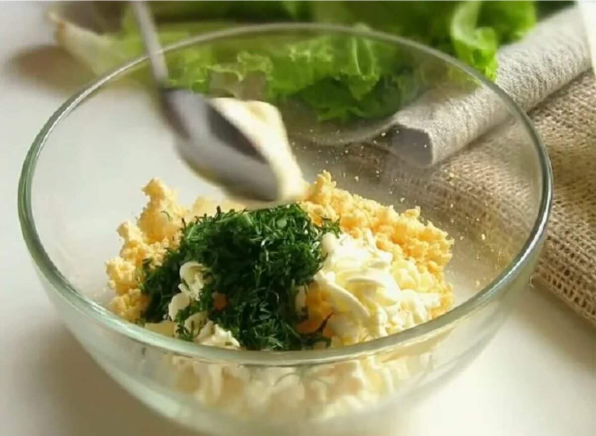 фаршированные вареные яйца. закуска яйца фаршированные сыром и чесноком. салат из плавленного сыра с чесноком. закуска еврейская с плавленным сыром. яйцо соль чеснок майонез.