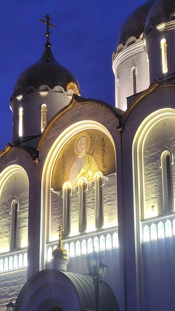Андреевский собор города Геленджика. После праздничного Всенощного бдения 