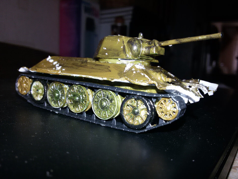 Что делать с моделью, если ленивец отломлен и утерян, а у начинающего семилетнего моделиста наворачиваются слёзки? Будем делать подбитый танк! Который подбит, но не сломлен! (С) Фото из личного архива автора