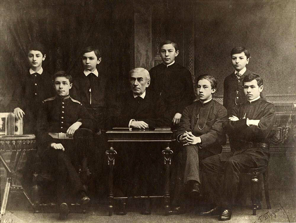 С однокурсниками и Н.Зверевым в год окончания младших классов Московской консерватории (1888). Сергей Рахманинов - стоит второй справа.