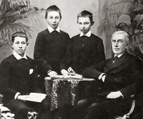 В классе Н.Зверева - преподавателя младших классов Московской консерватории. 12-летний Серёжа Рахманинов - второй слева. 1885 г.