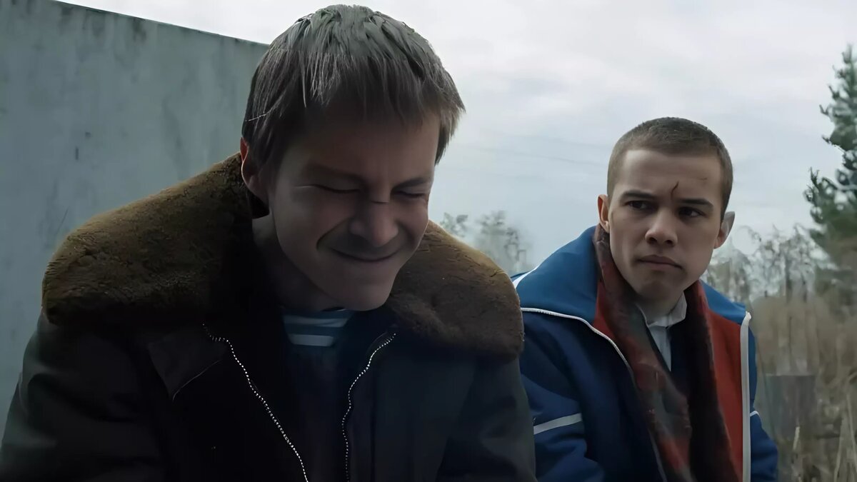     На «Авито» появились сотни предложений с одеждой «Как в слове пацана»: мохеровые шарфы, самопальные спортивные костюмы «адидас», даже пальто для мальчика из 80-х. Снова актуальным встал вопрос: почему одни — чушпаны, а другие — гопники. «Адидас» сегодня — это косплей или невыученный урок?