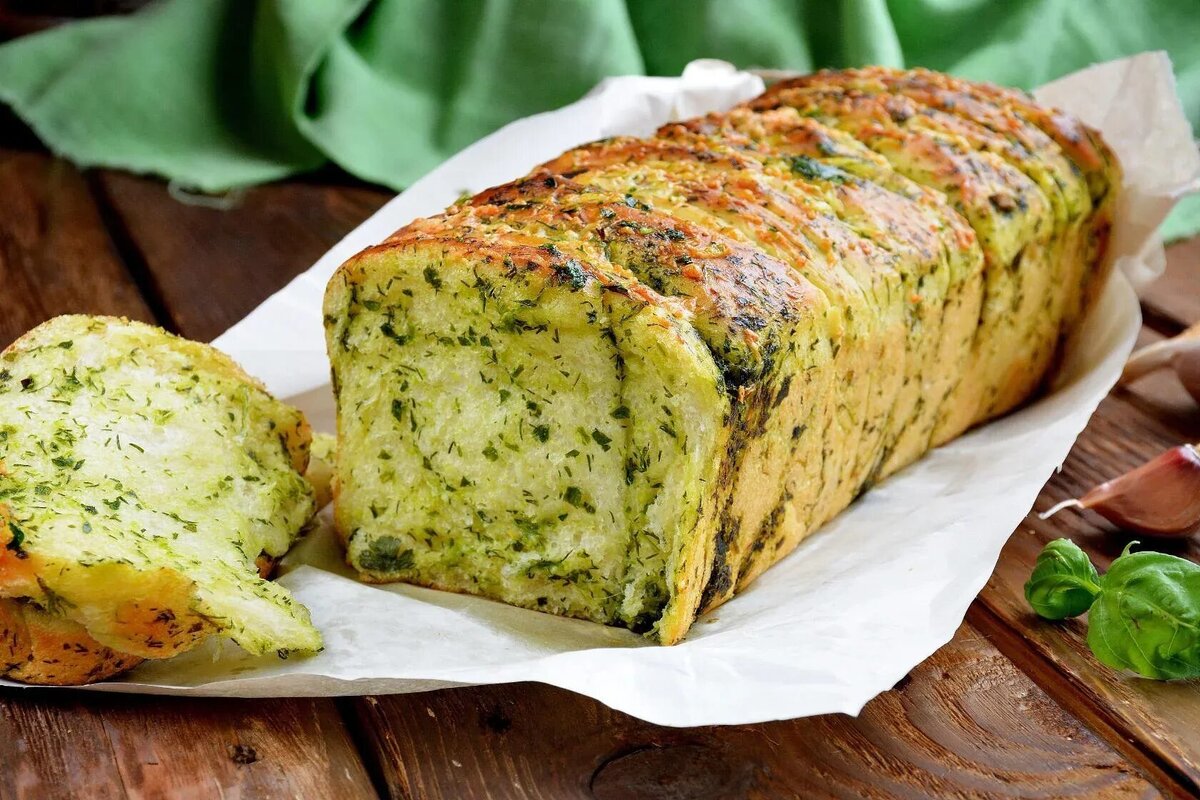 В Италии примерно в 15 веке и восходит к Древнему Риму
Чесночный хлеб происходит от брускетты, которая появилась в Италии примерно в 15 веке и восходит к Древнему Риму. Чесночный хлеб появился в Соединенных Штатах и является типичным итало-американским блюдом. Вероятно, он возник после того, как итальянские иммигранты начали использовать сливочное масло в качестве заменителя оливкового, что было редкостью в Соединенных Штатах в первой половине 20 века.