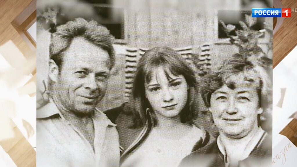 Евгения Добровольская с папой и мамой