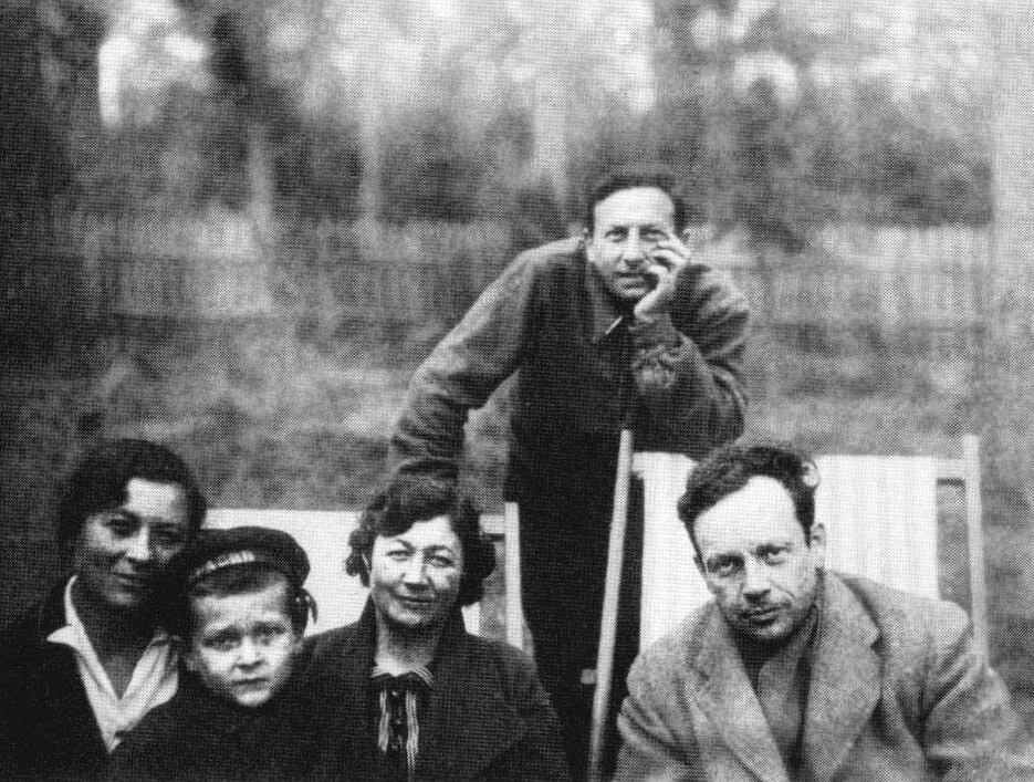 Лидия Николаевна Тынянова, Коля Каверин, Елена Александровна Тынянова, Вениамин Александрович Каверин, Юрий Николаевич Тынянов. Луга. 1939 год