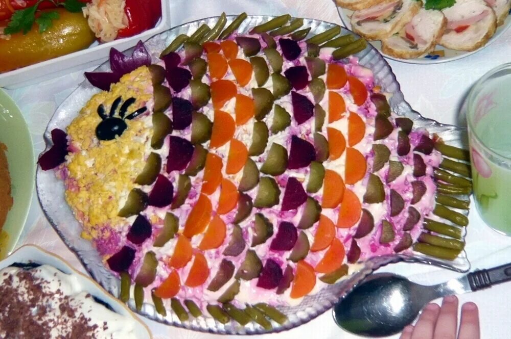 Как оформить сельдь под шубой. Украсить салат селедка под шубой. Украшение салата под шубой. Украшение селедки под шубой. Веганская селедка под шубой с нори.