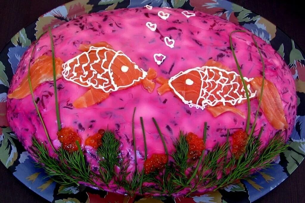 украшение селедки под шубой. украсить салат сельдь под шубой. украшение шубы салат. украсить селедку под. красиво украсить селедку под шубой.