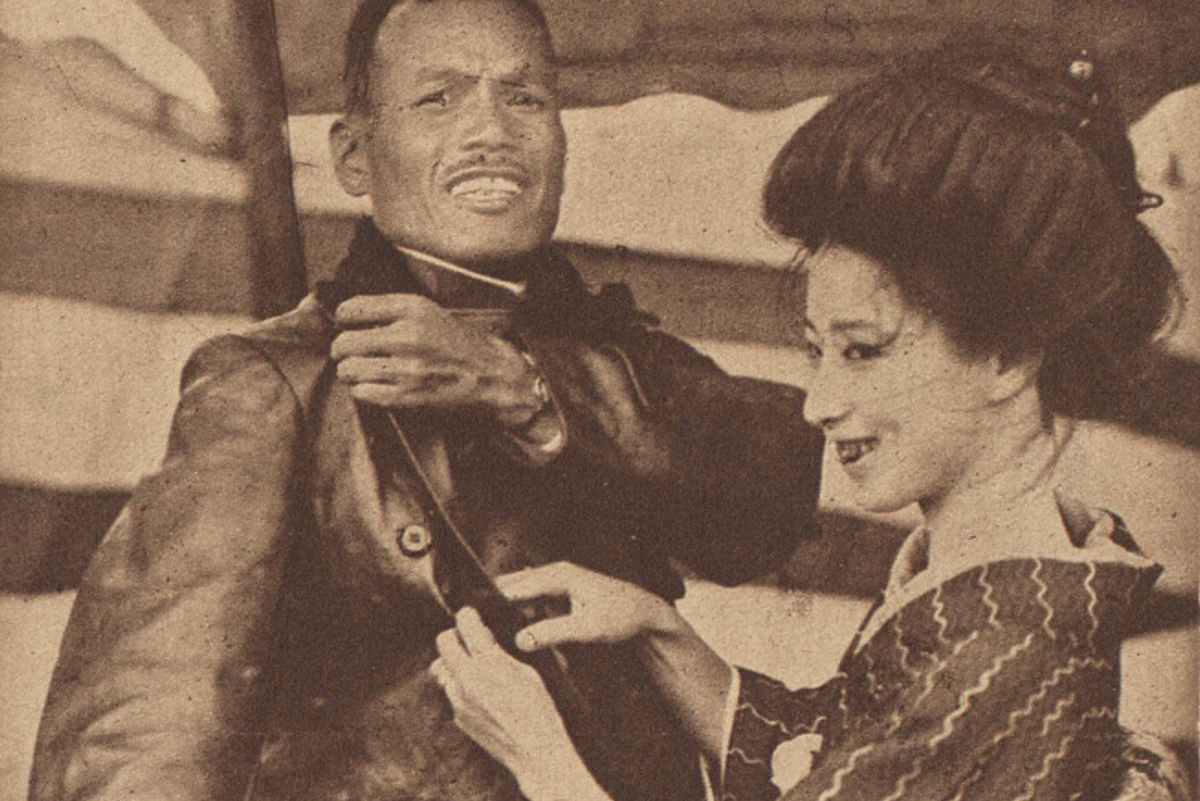 Жена с охагуро помогает застегнуть кожаное пальто своему мужу, 1919 год.