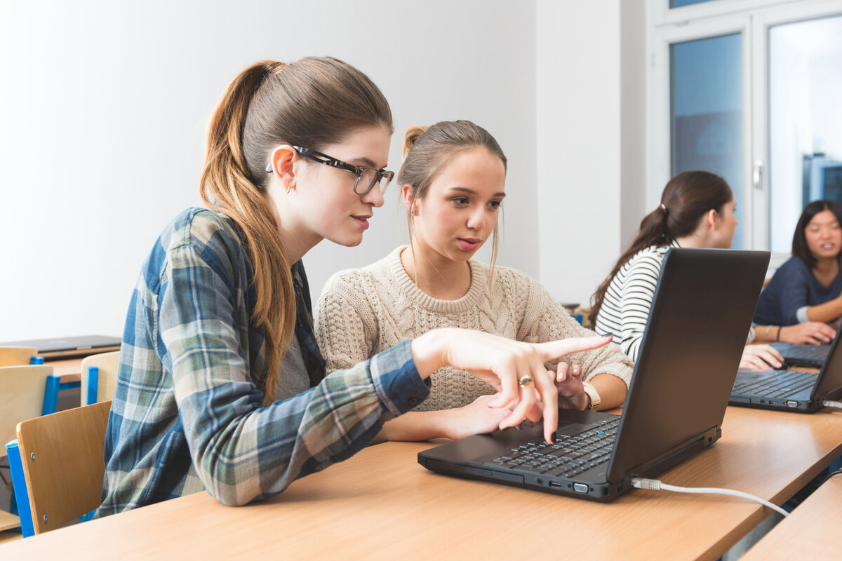 старшеклассник у доски. курсы по химии подготовка к егэ. школа химии подготовка к егэ. самостоятельная подготовка к егэ. школа химии подготовка к егэ.