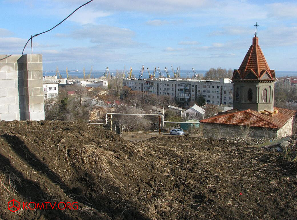 Апрель 2019 года. Вид на церковь св. Георгия с участка под застройку