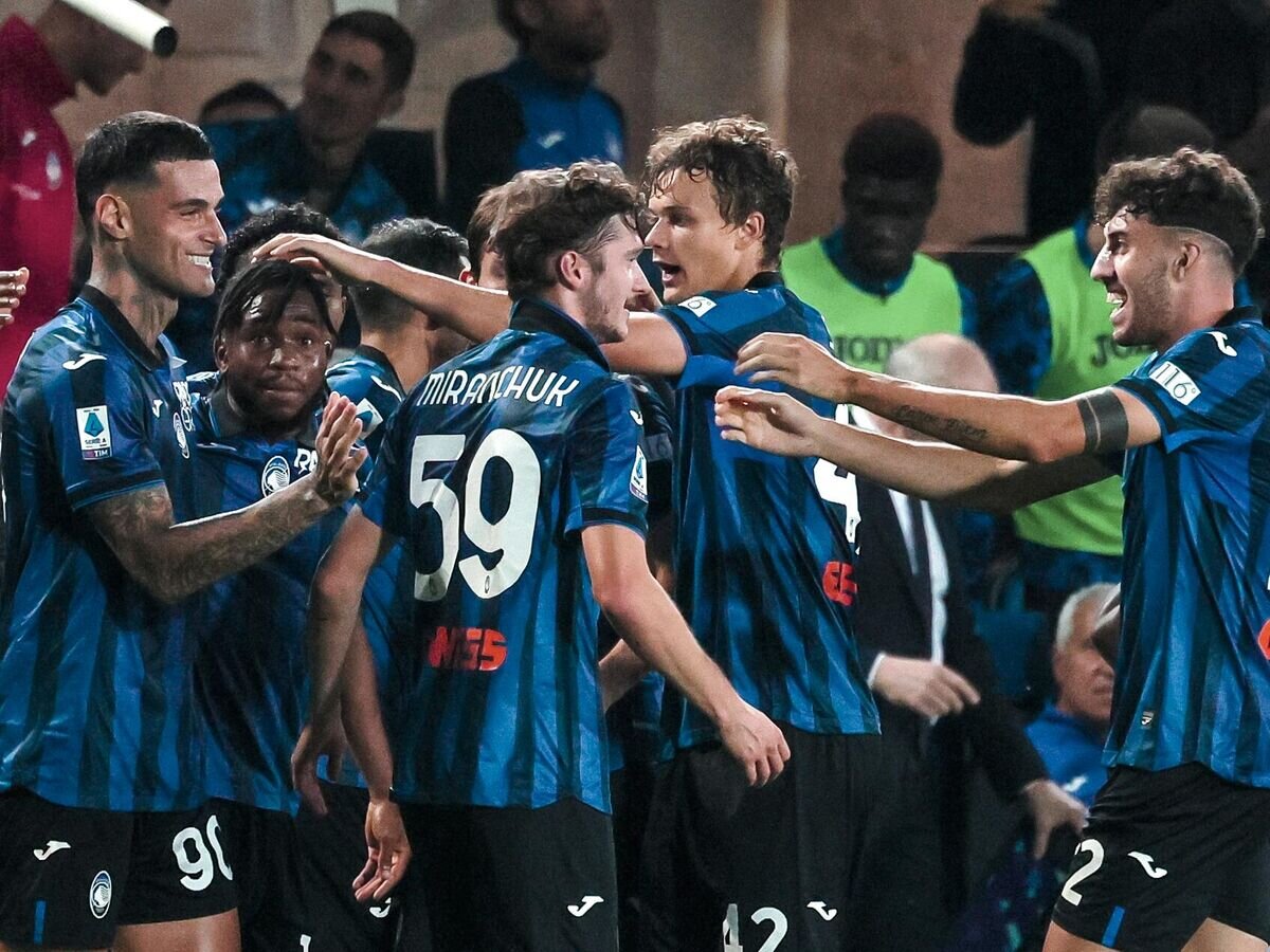    Полузащитник "Аталанты" Алексей Миранчук (в центре) с партнерами© Фото : Пресс-служба "Аталанты"