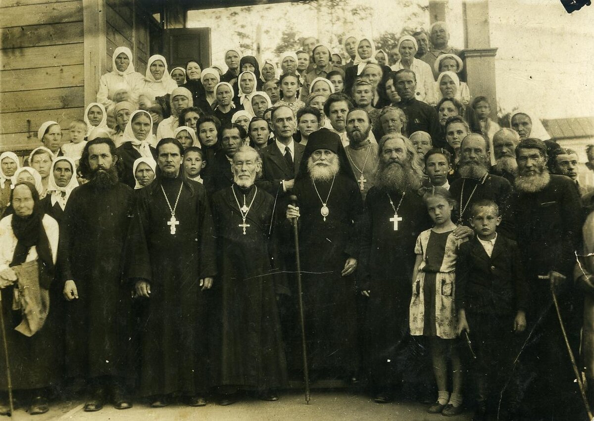 Епископ Гавриил (Огородников) со священнослужителями и паствой