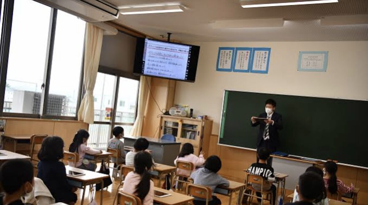 Как-то так в японском классе сына, только экран в центре. Фото из свободного доступа.