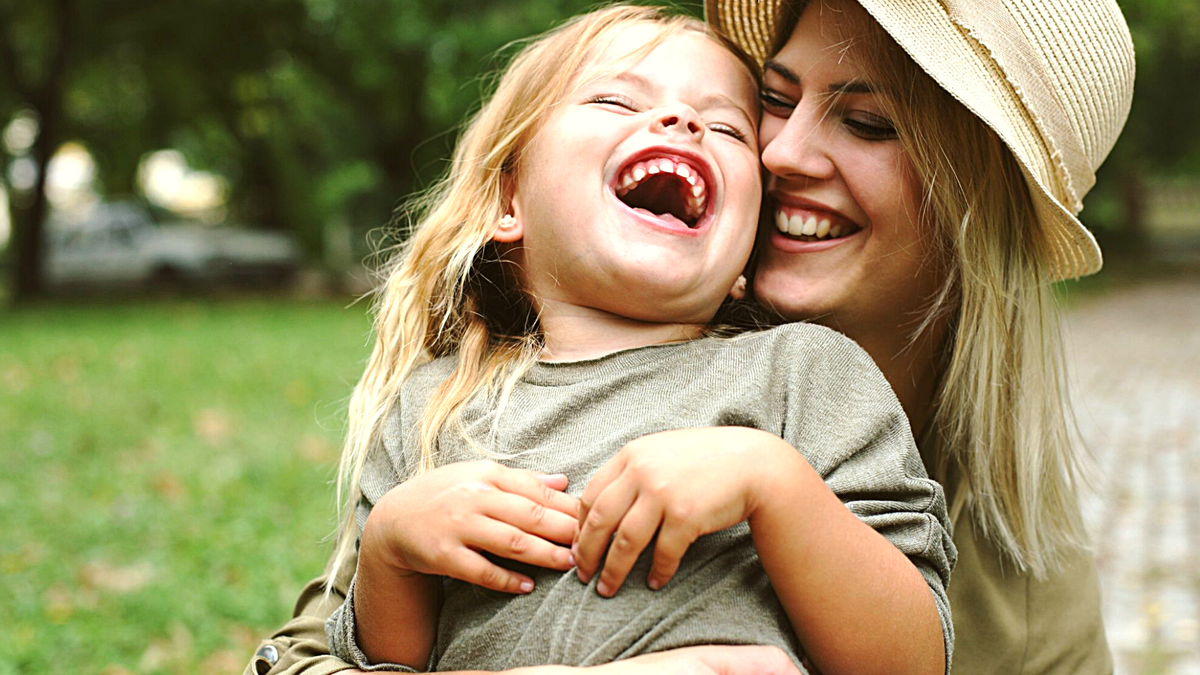 Эмоция радость. Девочка смеется. Улыбка ребенка. Счастливый ребенок. Дочки смех.