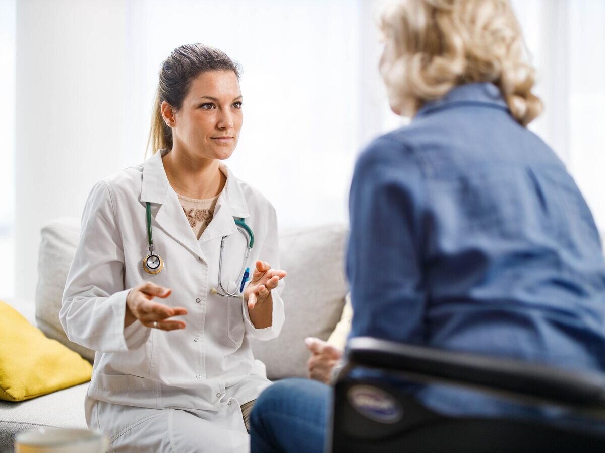    Медсестра общается с пожилой женщиной© iStock.com / skynesher