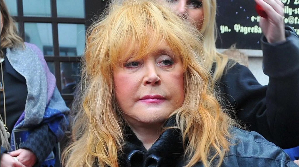 Прощаемся ушла примадонна. Пугачева на похоронах кальянова. Похороны аллы пугачевой. Алла пугачева иосиф кобзон похороны. Могила аллы пугачевой.