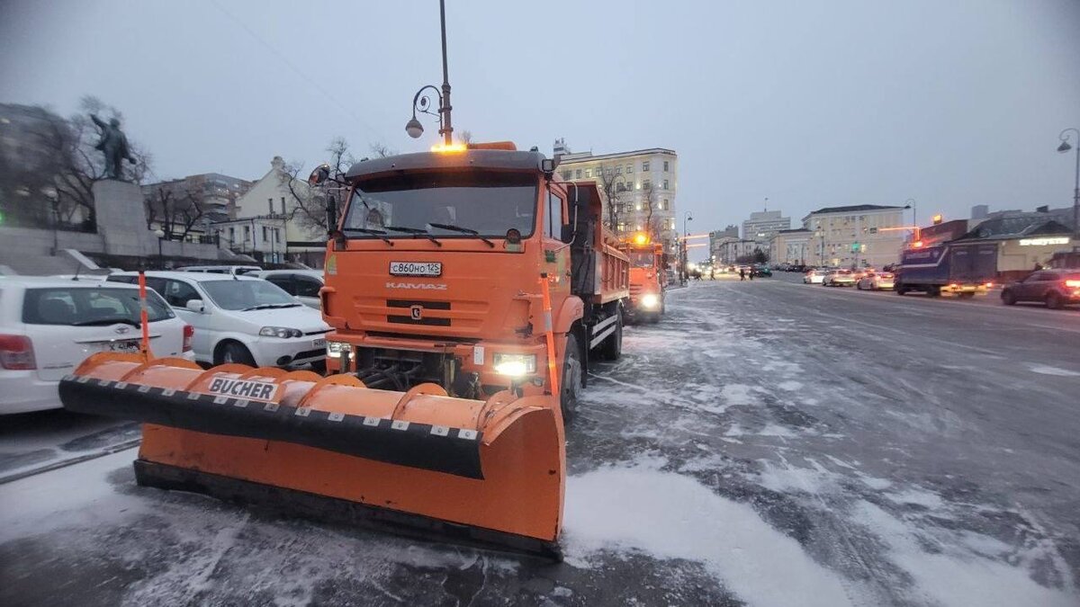     Сегодня во Владивостоке крупный снегопад, однако ситуация находится под контролем администрации. Об этом сообщил мэр Владивостока Константин Шестаков.