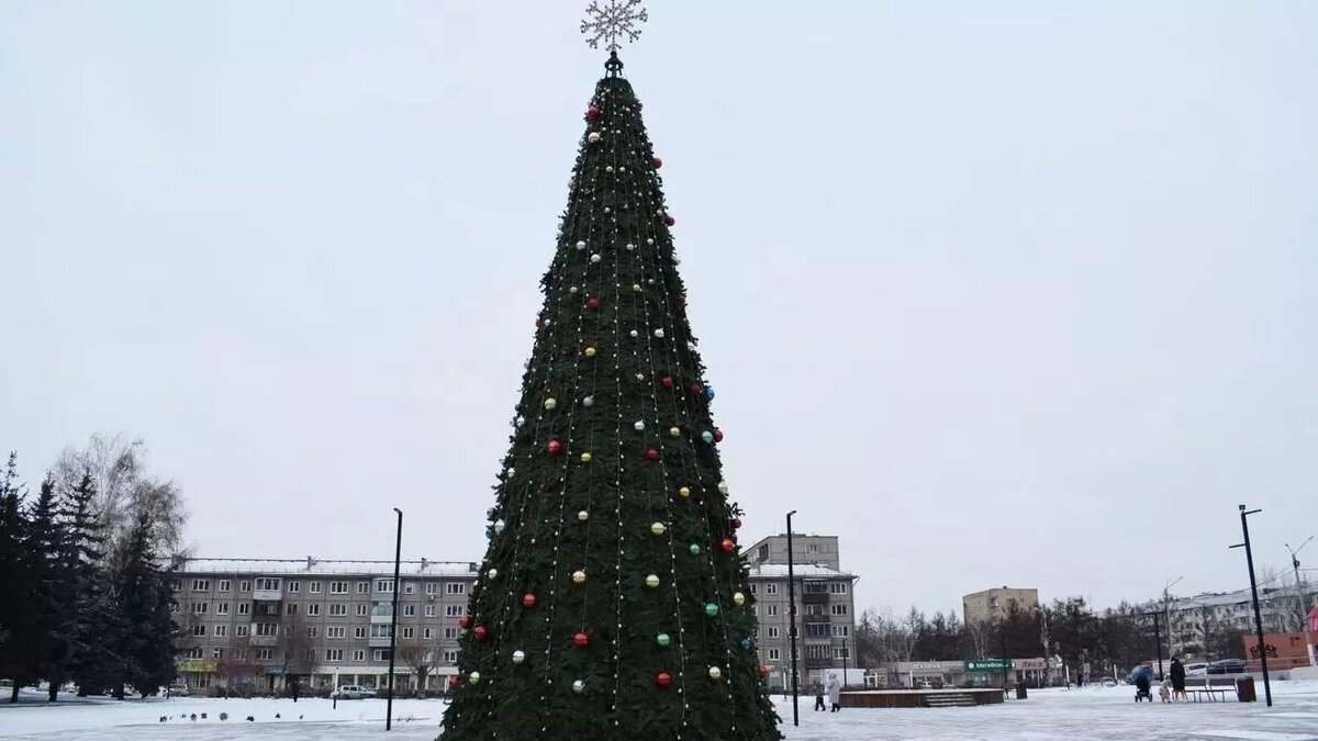     В Красноярске первая районная новогодняя ёлка откроется 25 декабря, остальные — с 26 по 28 декабря.