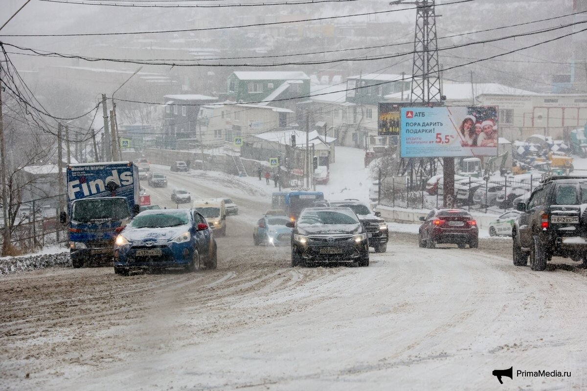 Типичная ситуация во Владивостоке) грузовик (задний привод) и Тойота Аква (передний привод) не могут заехать в подъем. Фото: https://primamedia_2537050521.s3.cloud.mts.ru/files/big/2733/2732423.jpg?b59c41a4c5784e36067f1df3c50e0dba