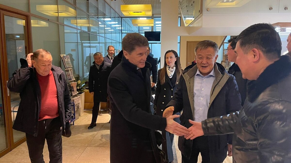     Глава Приморского края Олег Кожемяко вернулся из своей рабочей поездки в КНДР. Прямо в аэропорту Владивостока он рассказал корреспонденту «Восток-Медиа» о своей поездке.