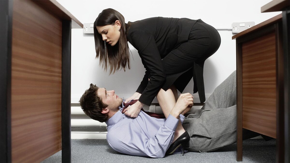 Парень с двумя девушками в ресторане. Девушка друга пристала к парню. Девушка пристает к мужчине. Девушка пристает к парню. Девушка друга пристала к парню.