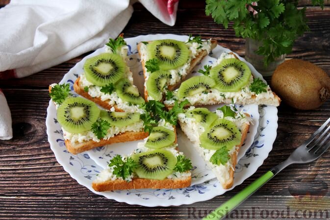 хлеб, сыр плавленый, киви, майонез, чеснок, зелень петрушки, соль, перец чёрный молотый