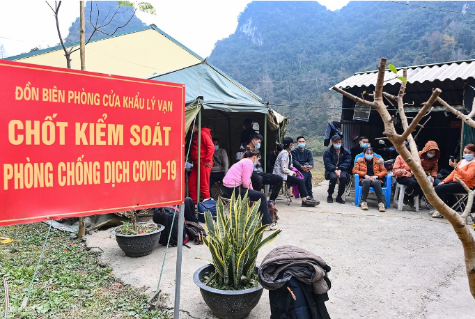 Лагерь дял нелегалов из Вьетнама на границе. На самом деле проблемы там такие же, как у США и Мексики