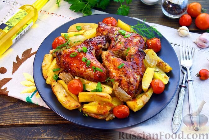 куриные крылышки, картофель, лук репчатый, чеснок, помидоры черри, масло оливковое, цедра лимона, соус томатный, мёд, тимьян сушёный, соус соевый, паприка молотая, соль, перец чёрный молотый, орегано, лук зелёный, зелень петрушки