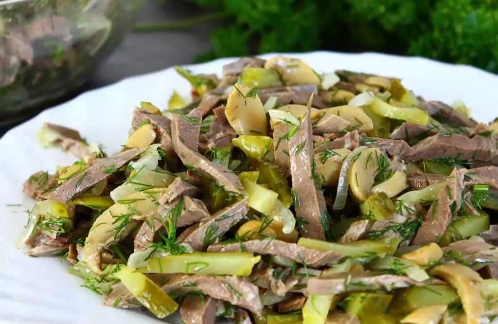 Салат с говядиной и солеными огурцами.