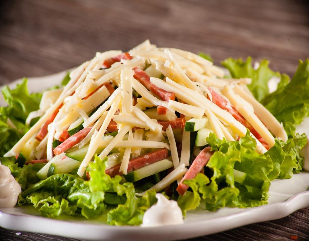 Салат с колбасным сыром и свежими овощами.