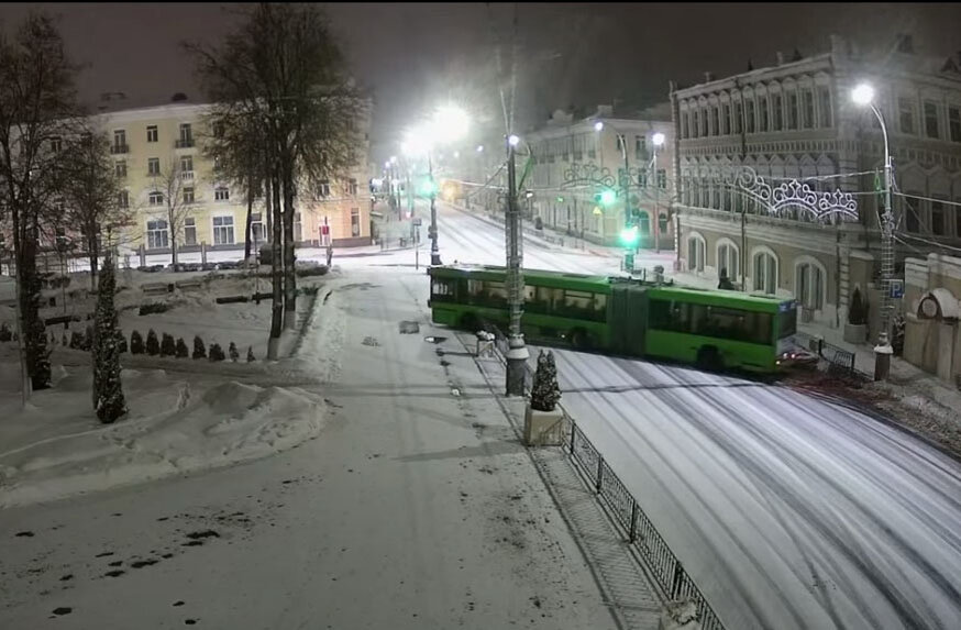 В центре Гомеля автобус протаранил забор и выехал на тротуар | Журнал ...
