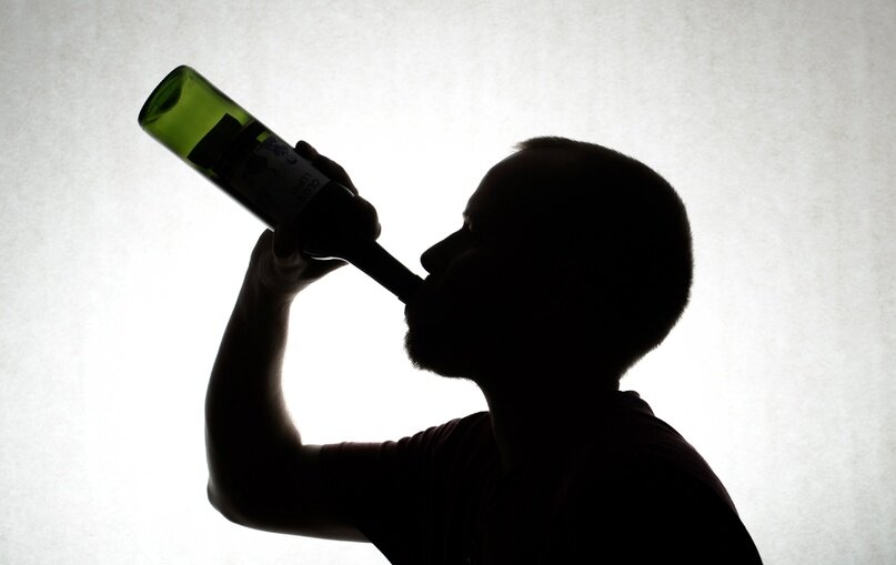 Мужчина в состоянии алкогольного. Мужчина в состоянии алкогольного. Алкогольная интоксикация. Алкогольная интоксикация. Пьяный за рулем.