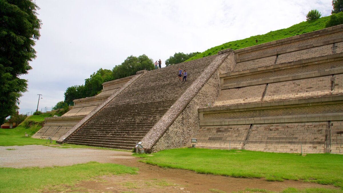 Реконструированная часть великой пирамиды Чолулы