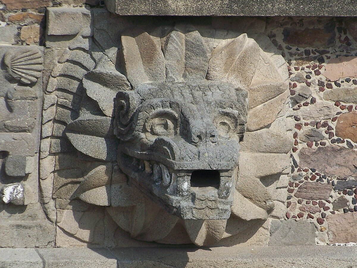 Голова Кетцалькоатля на пирамиде в Теотиуакане