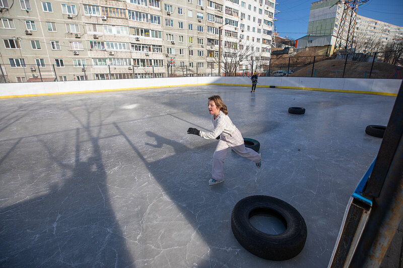 Первые катки открывают у придомовых территорий во Владивостоке