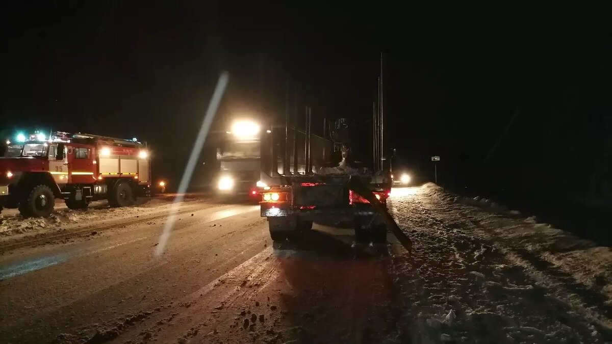     У одной из фур оторвало кабину после страшного ДТП на федеральной трассе: спасатели поделились жуткими кадрами с места происшествия.