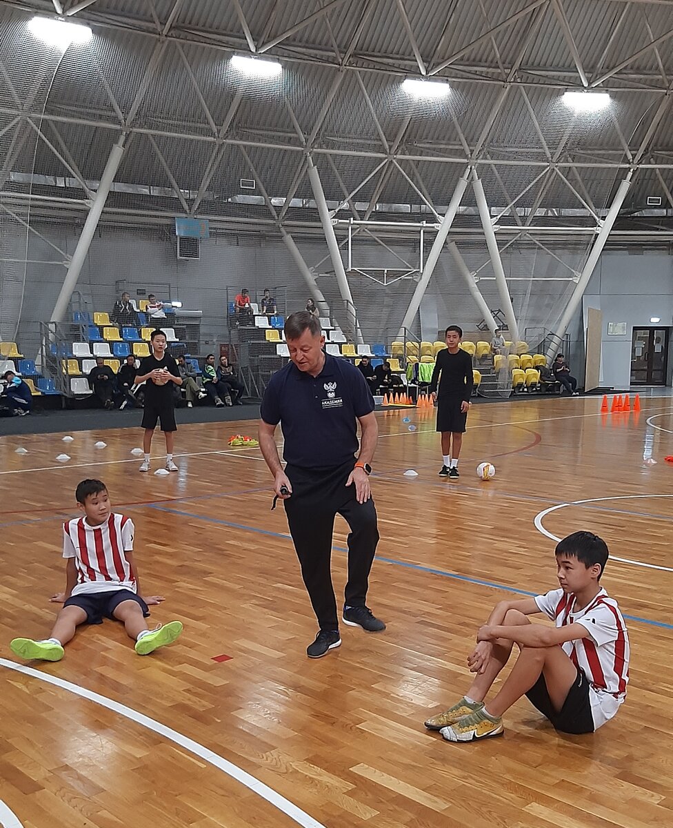  Специалист из Красноярска Игорь Девяткин работает на тренировке с юными тувинскими футболистами.