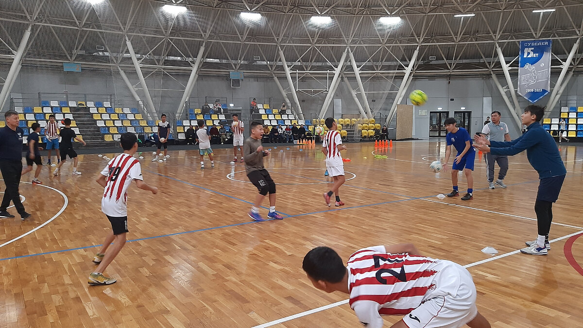 Юные тувинские футболисты оттачивают технику. Это важно, чтобы прибавлять в мастерстве.