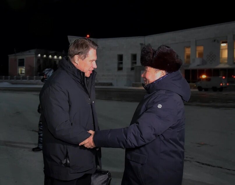 Глава Тувы Владислав Ховалыг встречает министра здравоохранения России Михаила Мурашко.