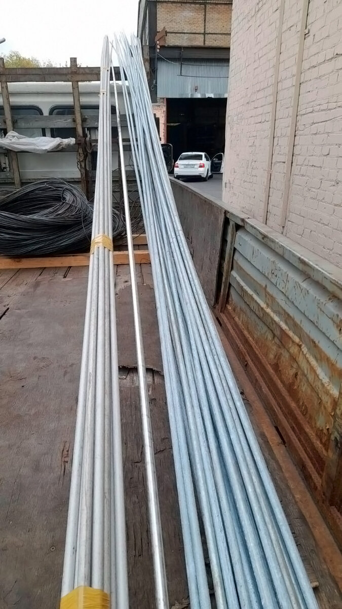 Трубы нержавеющие 14–15 мм и круг 12×6000 о/ц — относятся к группе с минимальной величиной диаметра. Одна часть труб связана между собой скотчем. Поскольку длина металлопроката превышает размеры кузова, он зафиксирован сверху на металлической раме, а нижним краем упирается в пол у заднего борта кузова.