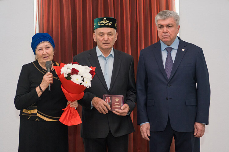    Ангима Тусарова, мать одного из погибших бойцов, в один момент взяла в руки микрофон и поделилась своими чувствами с другими безутешными родителями